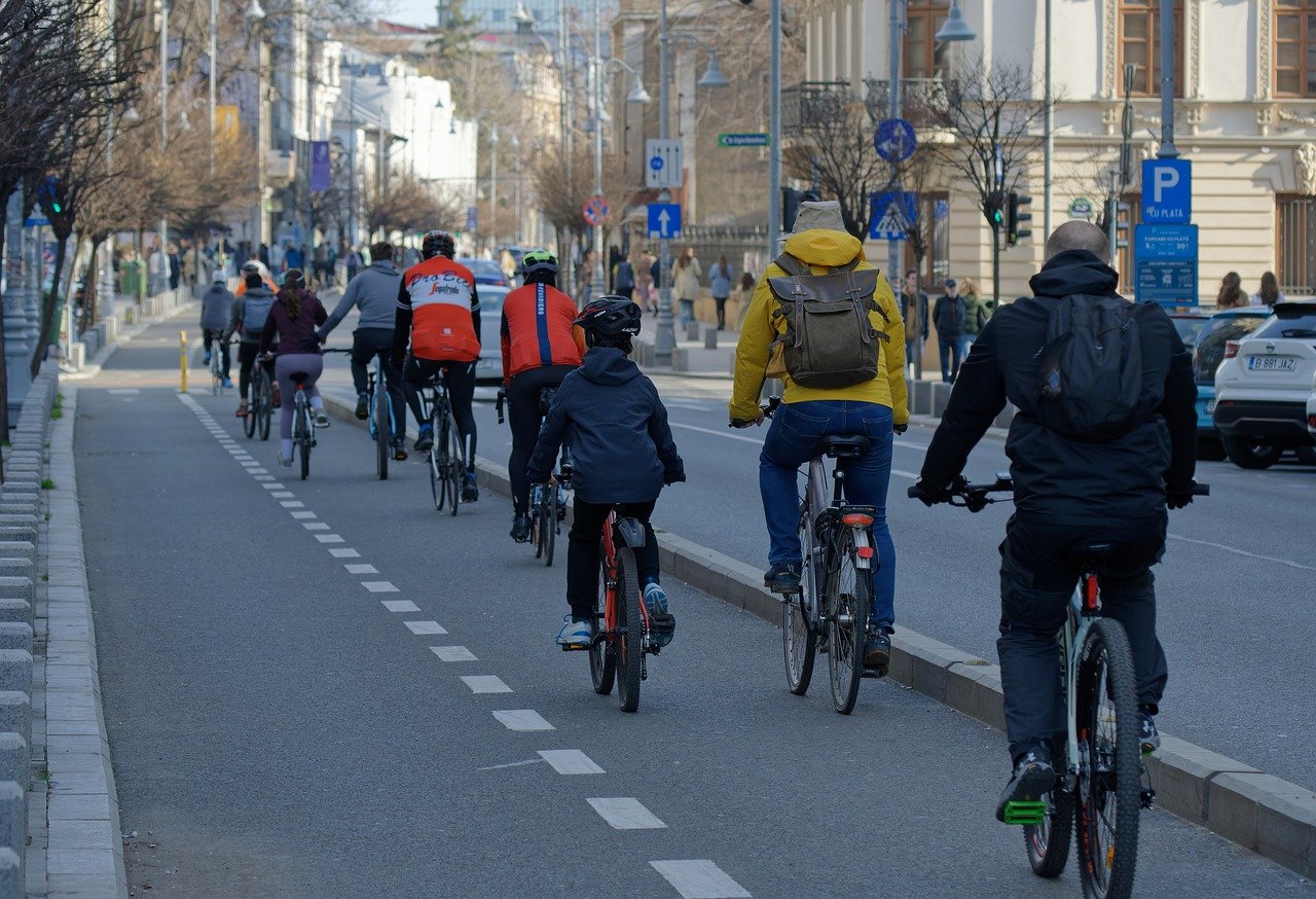 Radfahrer:innen auf einer abgetrennten Radspur