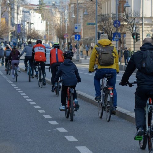 Radfahrer:innen auf einer abgetrennten Radspur