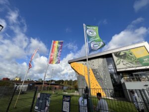 Die Aktionsflagge weht im Wind am Kletterzentrum in Bremen
