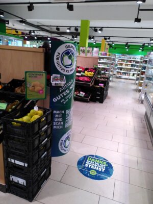 Der Säulenaufsteller der Aktion GUTES KLIMA in der ALECO-Filiale im Flüsseviertel